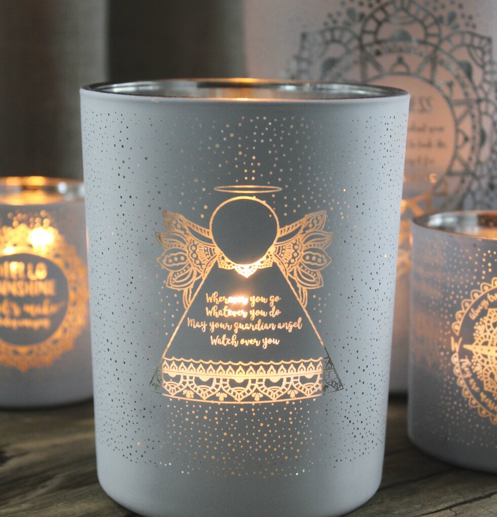 Ljuslykta Guardian Angel från Majas Cottage på trägolv