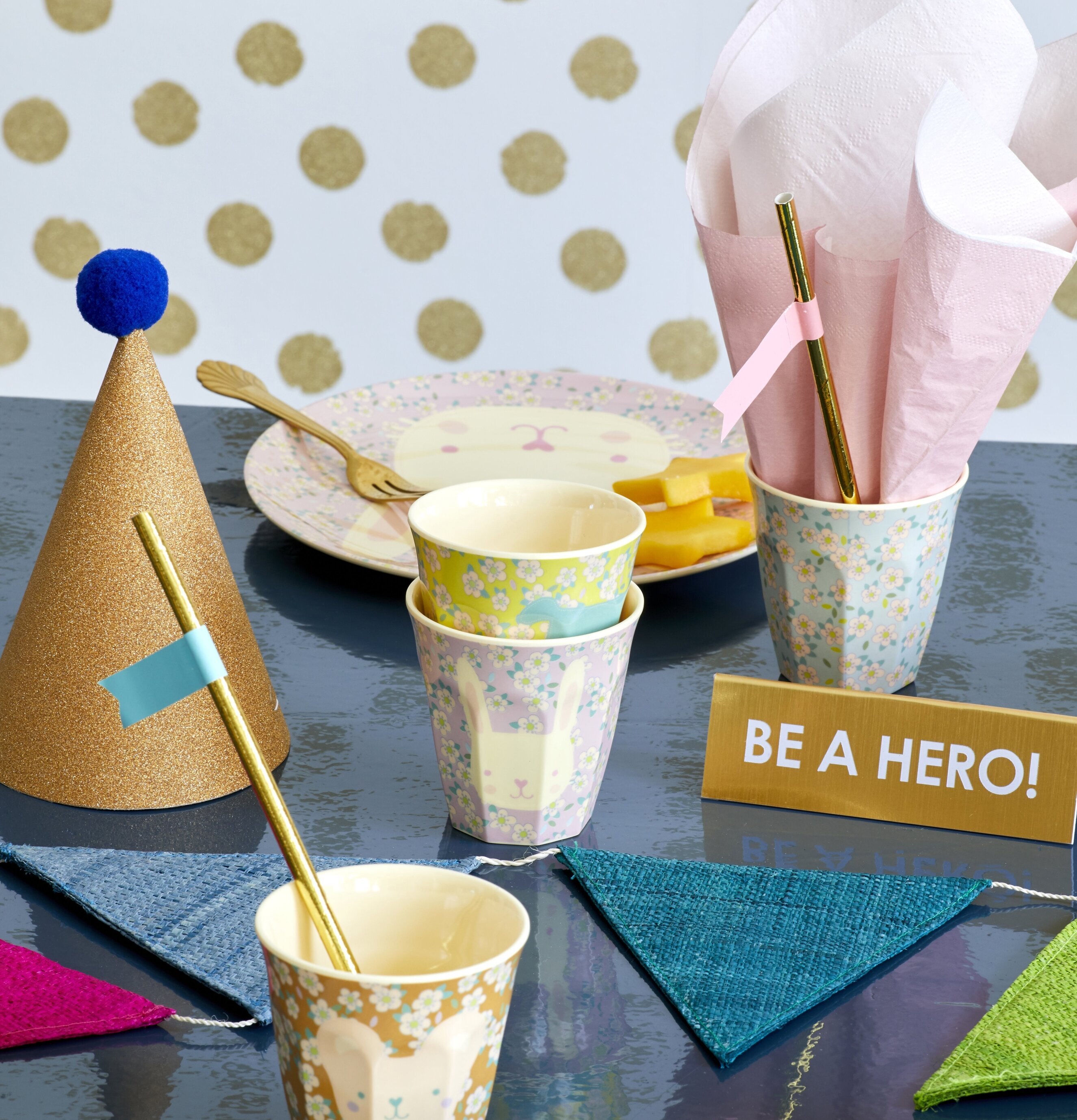 Barnmugg Björn Turkos/Rosa från Rice i festlig dukning