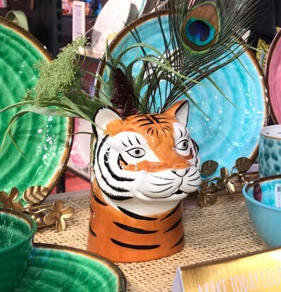 Vasen Vas - Tiger från Rice fylld med växter och fjädrar