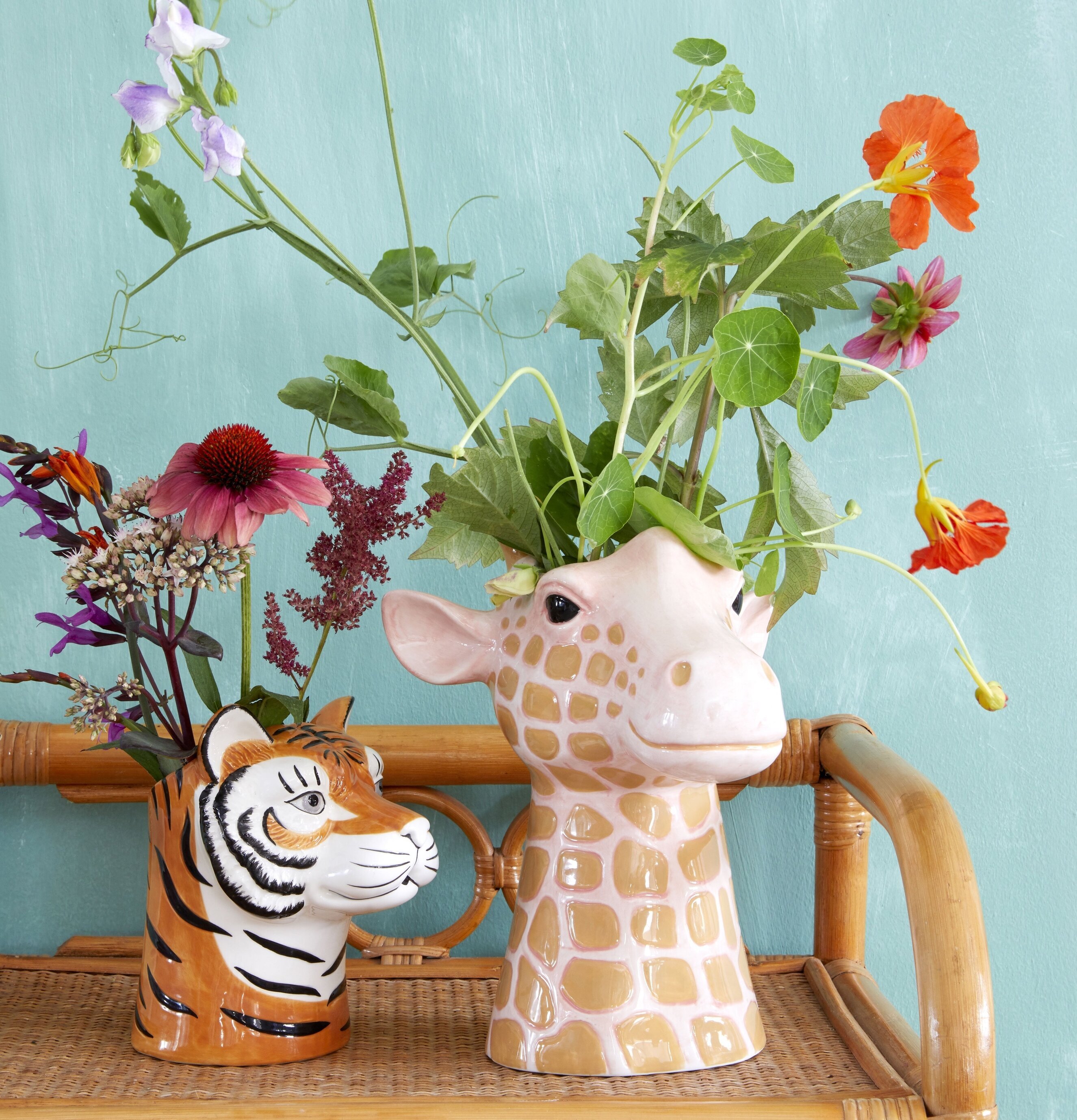 Vas - Tiger från Rice fylld med blommor på bambumöbel