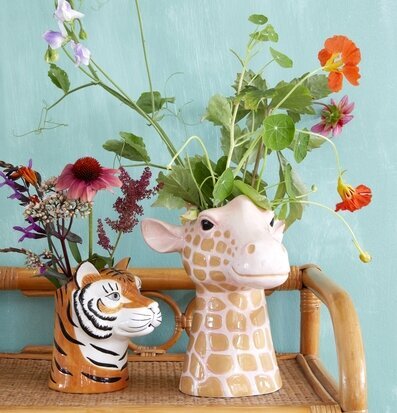 Vas - Tiger från Rice fylld med blommor på bambumöbel