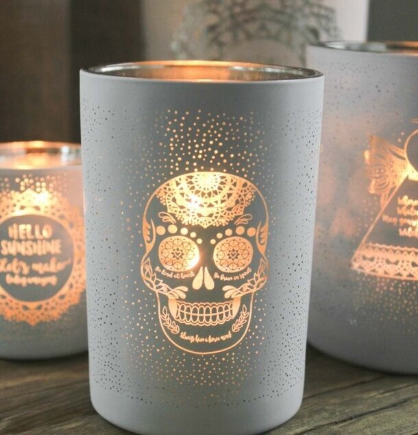 Ljuslykta Fierce Skull från Majas Cottage på rustik träyta