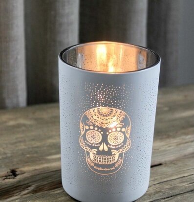 Ljuslykta Fierce Scull från Majas Cottage på träyta