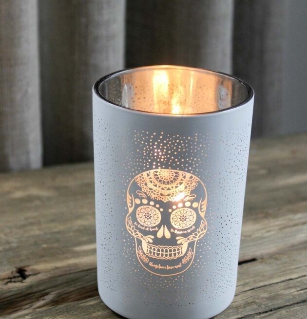 Ljuslykta Fierce Scull från Majas Cottage på träyta