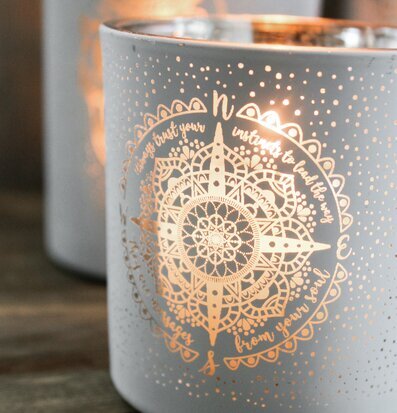 Ljuslykta Compass från Majas Cottage på rustik träyta