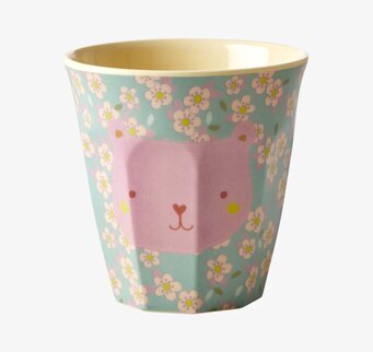Bild av lekfull barnmugg med björn och blommor