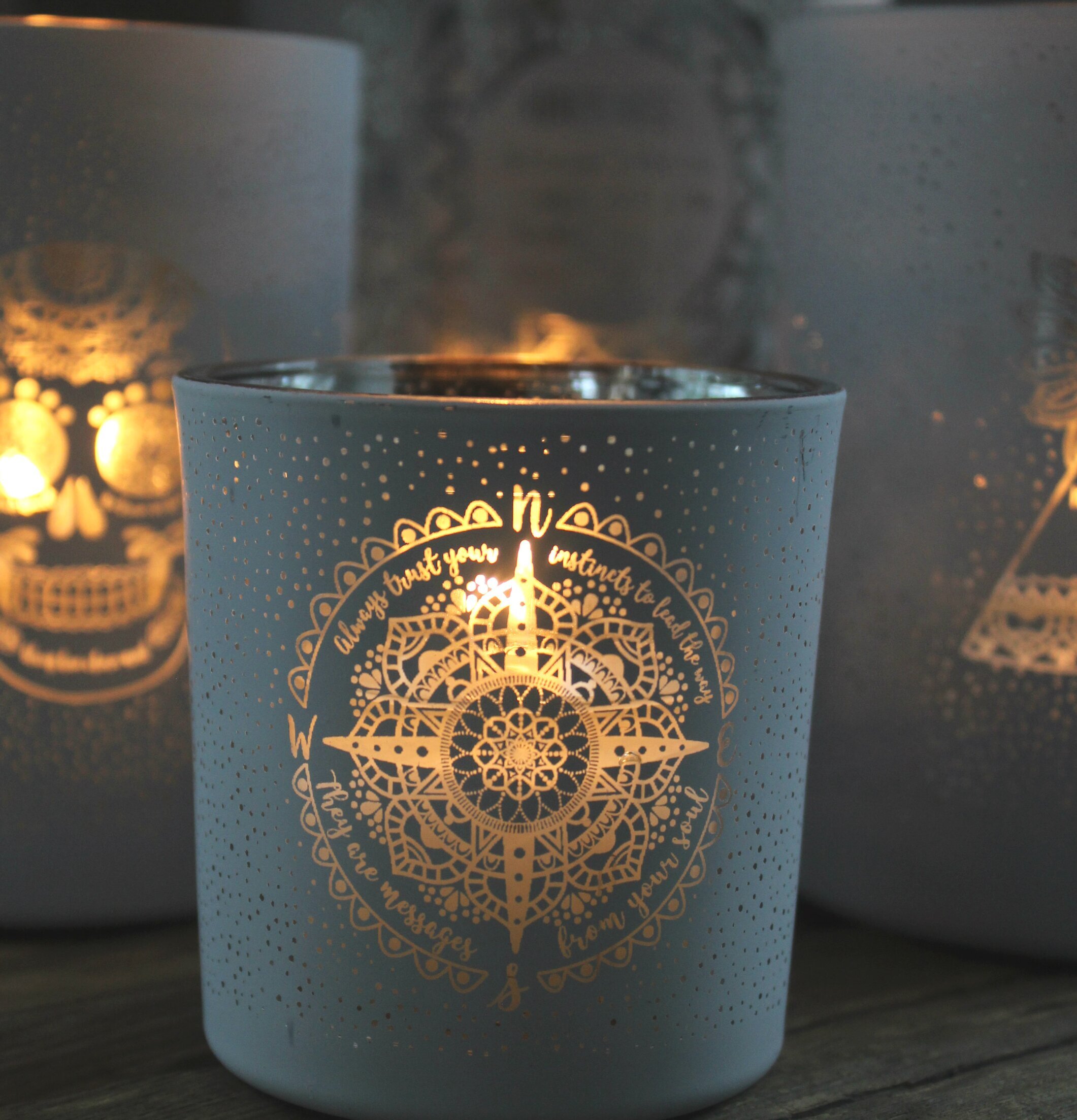 Ljuslykta Compass från Majas Cottage på rustikt träbord