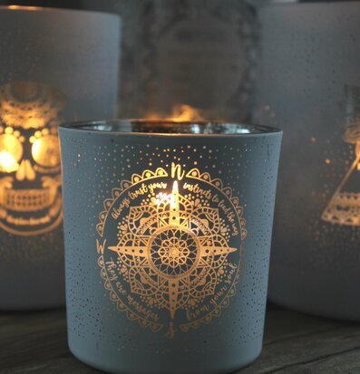 Ljuslykta Compass från Majas Cottage på rustikt träbord