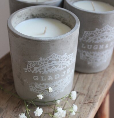Doftljus Lugn & Ro från Majas Cottage på rustikt träbord