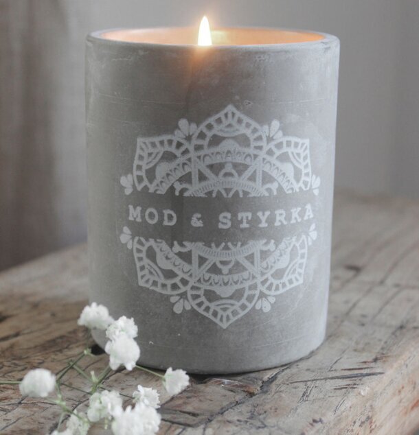 Doftljus Mod & Styrka från Majas Cottage på rustikt träbord