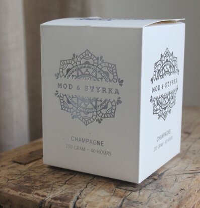 Doftljus Mod & Styrka från Majas Cottage på rustikt träbord