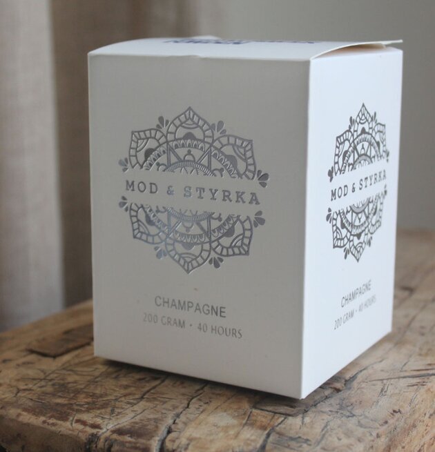 Doftljus Mod & Styrka från Majas Cottage på rustikt träbord