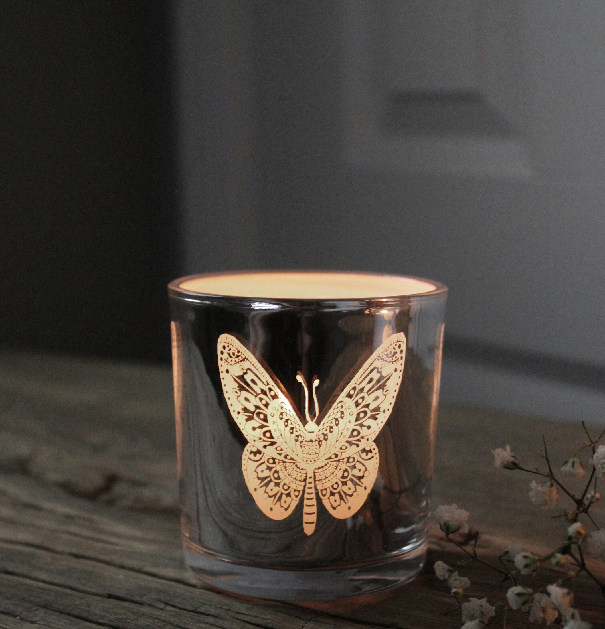 Ljuslykta Butterfly Silver/Vit från Majas Cottage på bord