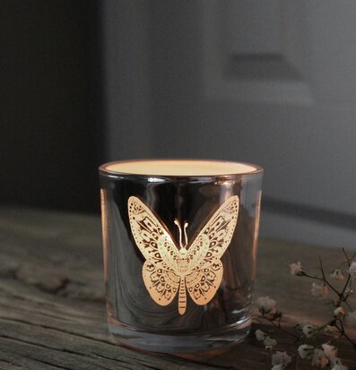 Ljuslykta Butterfly Silver/Vit från Majas Cottage på bord