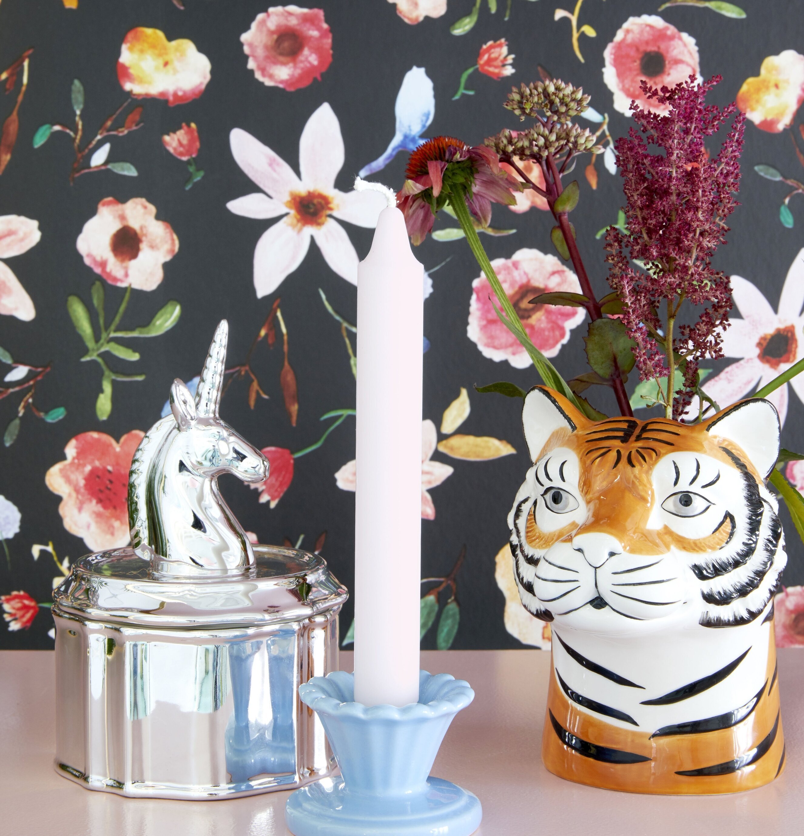 Porslinsbox Enhörning från Rice med färgglad bakgrund