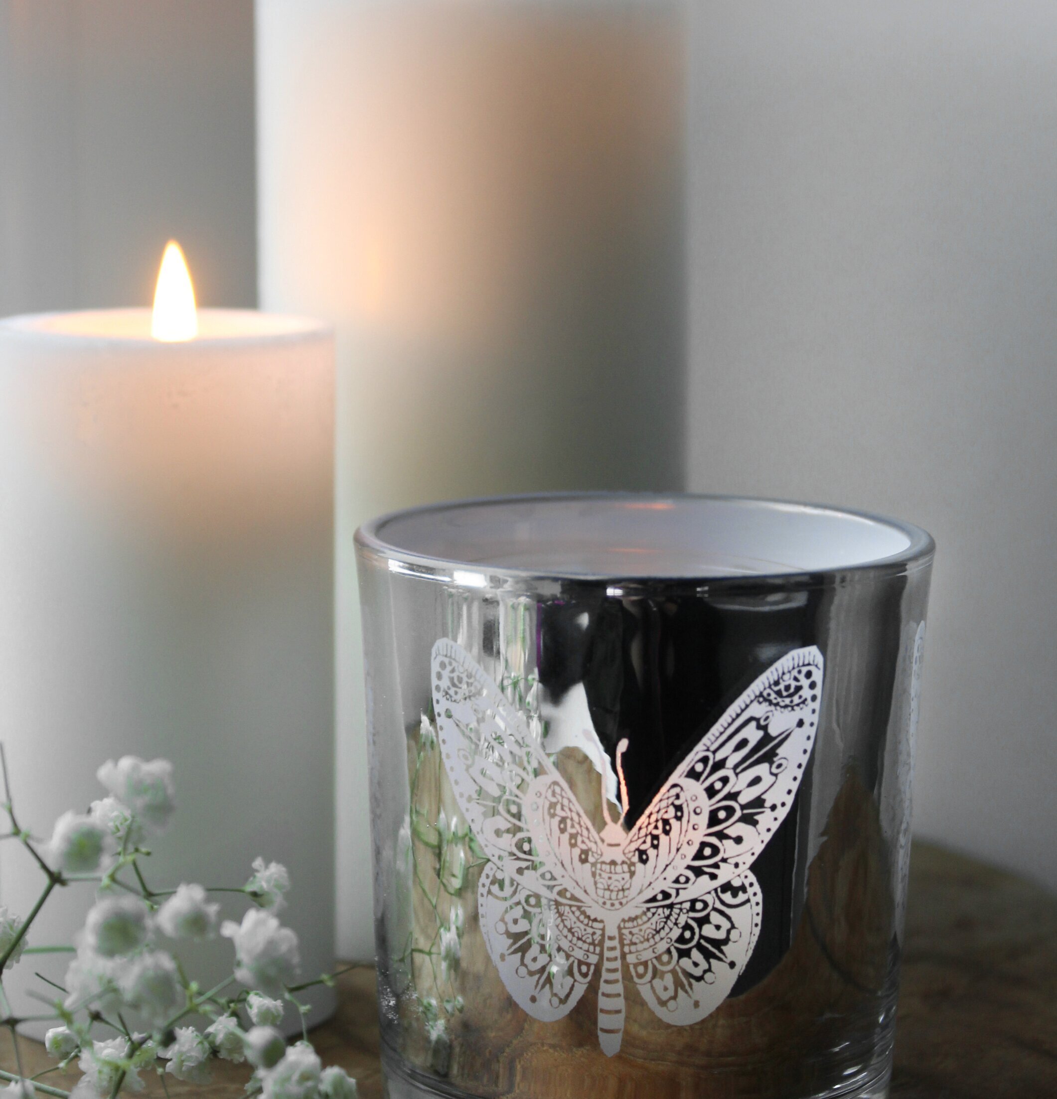 Ljuslykta Butterfly Silver/Vit från Majas Cottage på träbord