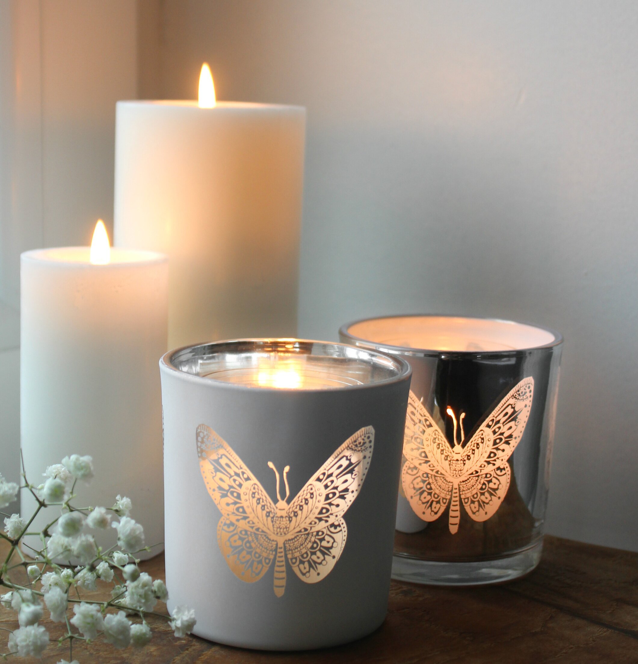 Ljuslykta Butterfly Vit/Silver från Majas Cottage på träyta