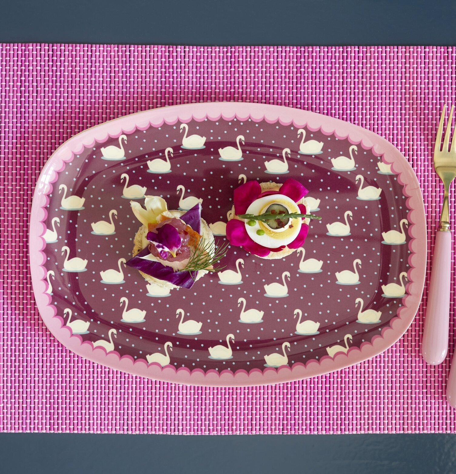Tallrik Swan Print Bordeaux från Rice på rosa matta