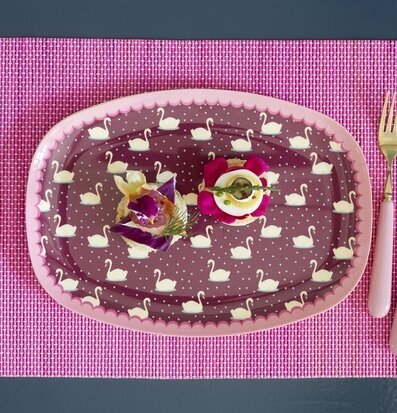 Tallrik Swan Print Bordeaux från Rice på rosa matta