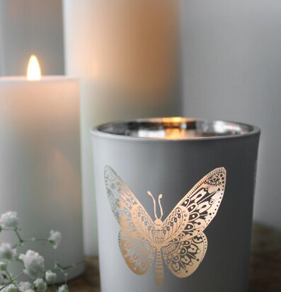 Ljuslykta Butterfly Vit/Silver från Majas Cottage med ljus