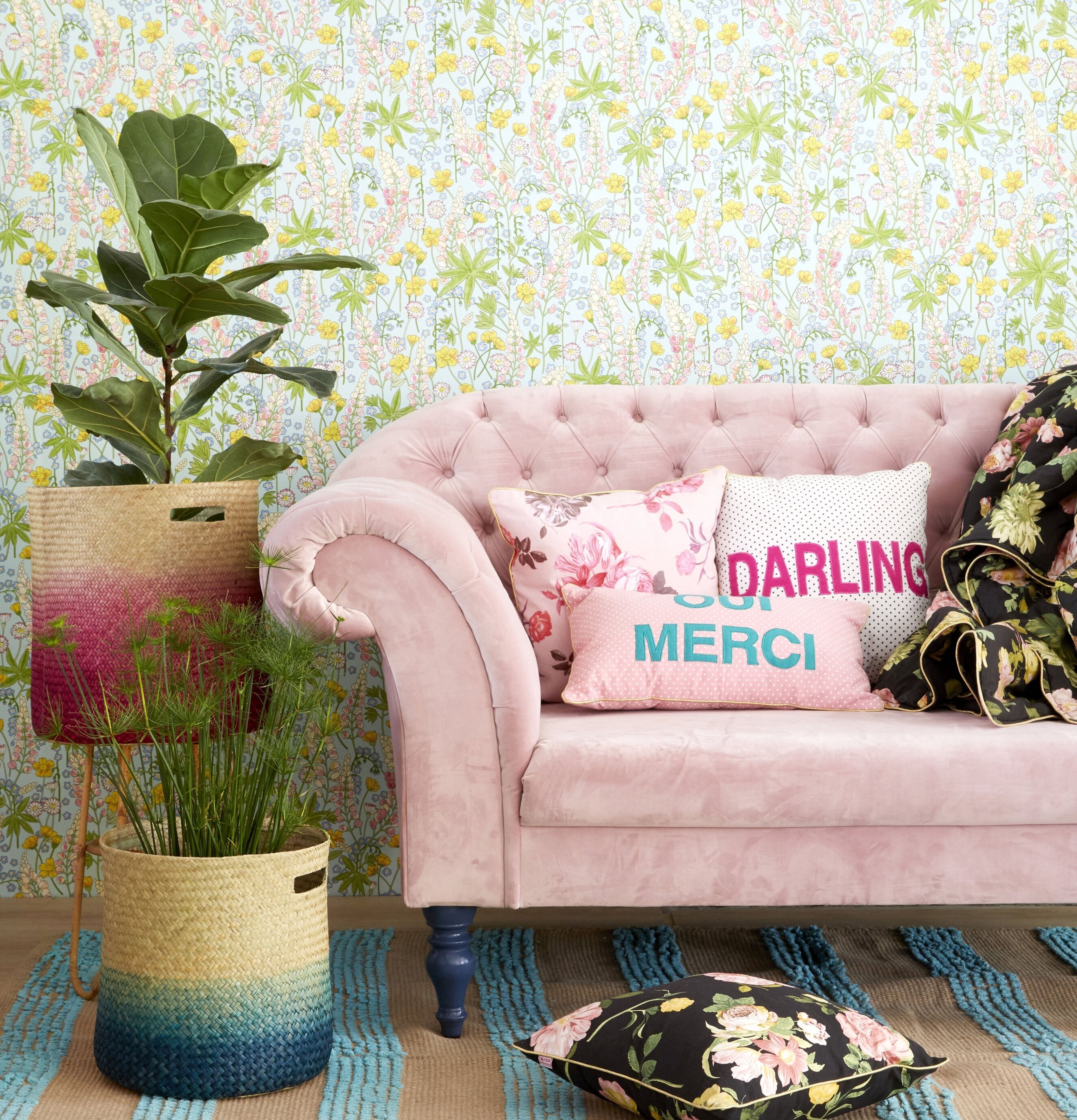 Förvaringskorg Rosa från Rice bredvid soffa och växt