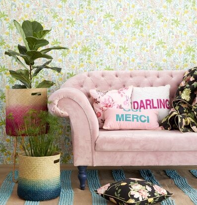 Förvaringskorg Rosa från Rice bredvid soffa och växt