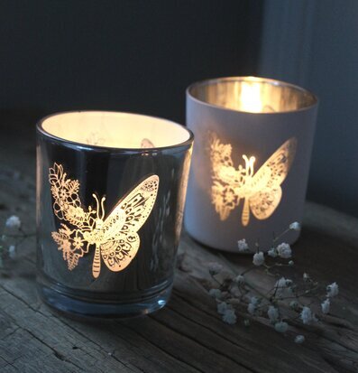 Ljuslykta Butterfly Flowers från Majas Cottage på träyta