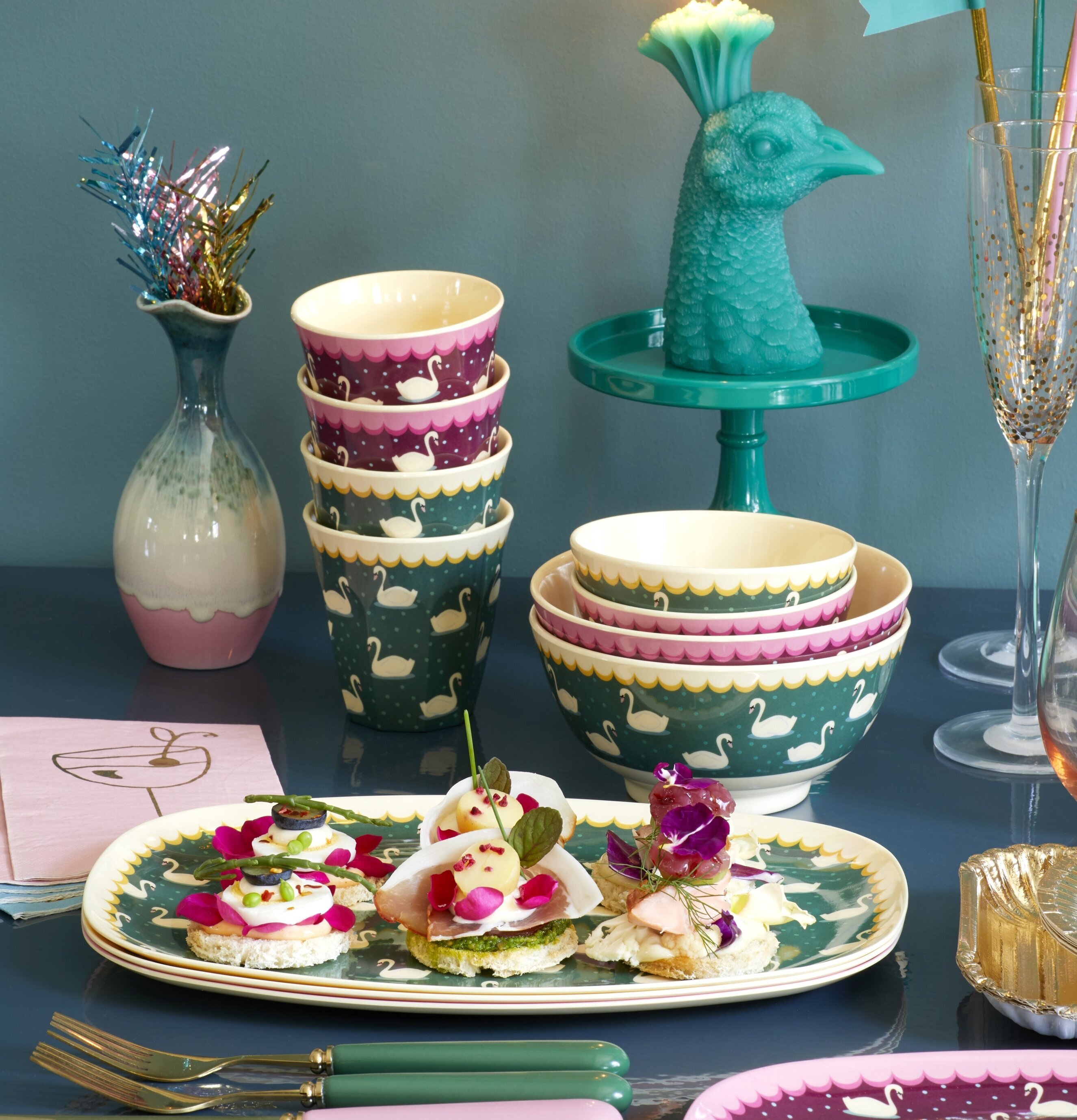 Liten Skål Swan Print Khaki från Rice i en stilren köksmiljö