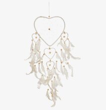 Drömfångare hjärta från Different Design med pärlor och fjädrar