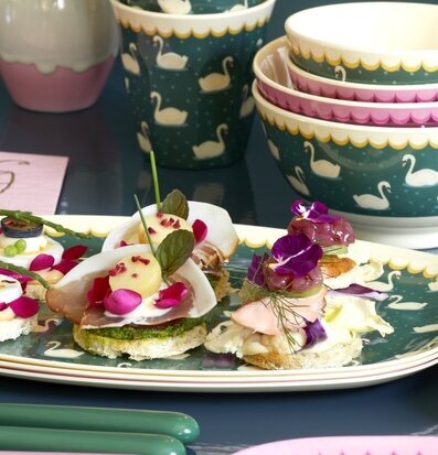 Skål Swan Print Khaki från Rice, staplade skålar med svanar