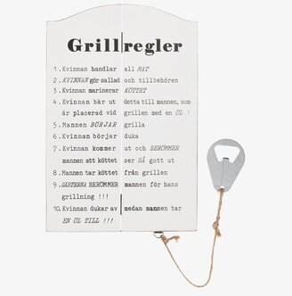 Träskylt Grillregler från Different Design vid grillplatsen