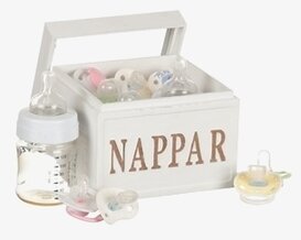 Trälåda Nappar från Different Design i vitt trä med handtag