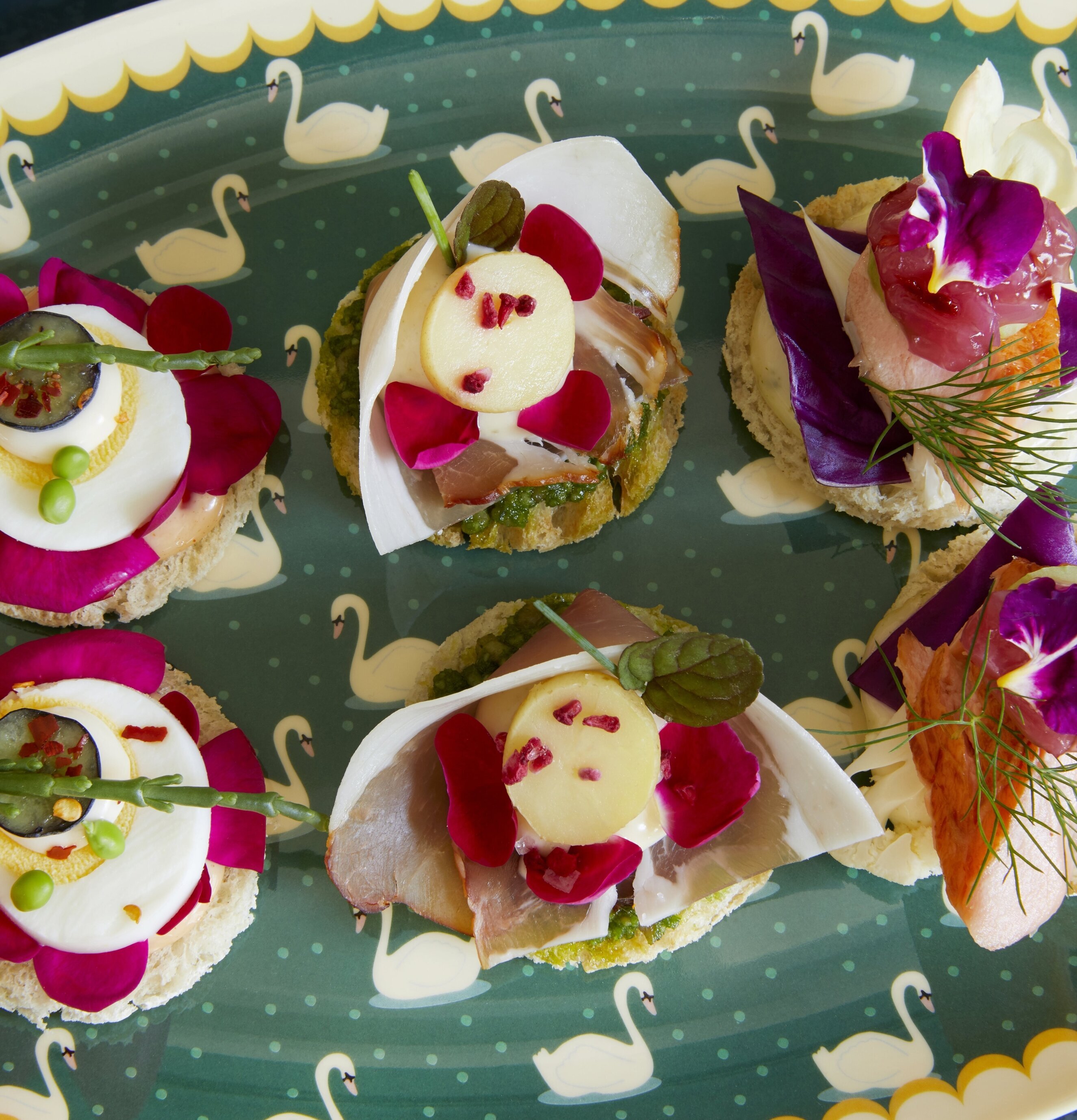 Tallrik Swan Print Khaki från Rice med svantryck och guldkant