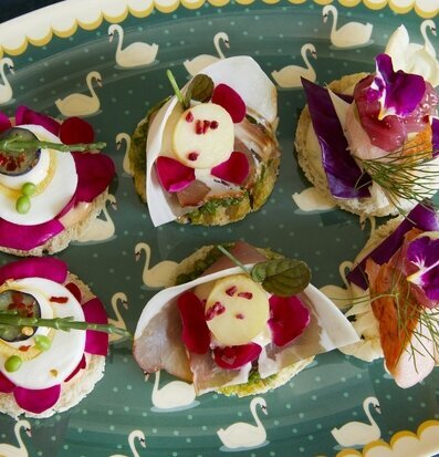 Tallrik Swan Print Khaki från Rice med svantryck och guldkant