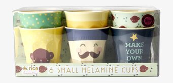 Bild av färgglada melaminmuggar i plastförpackning