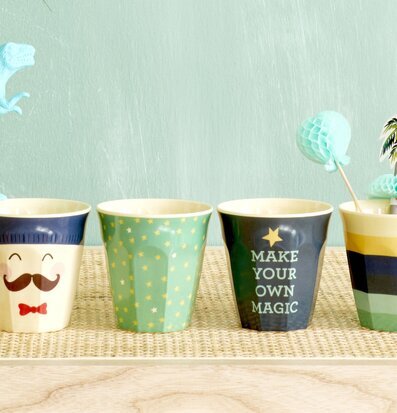 Foto av sex färgglada och lekfullt mönstrade muggar