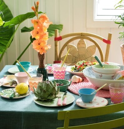 Keramikskål Tropic Leaf från Rice på färgstarkt dukat bord