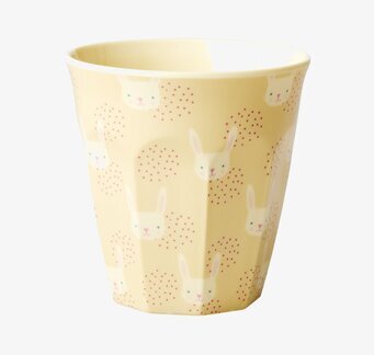 Bild av barnmugg med kaninmotiv och lekfull design