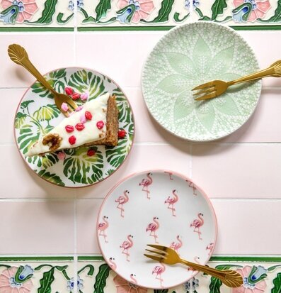 Keramikskål Flamingo från Rice på ett tropiskt dukat bord