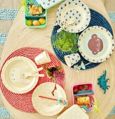 Bild av lekfull och färgglad barndukning hemma