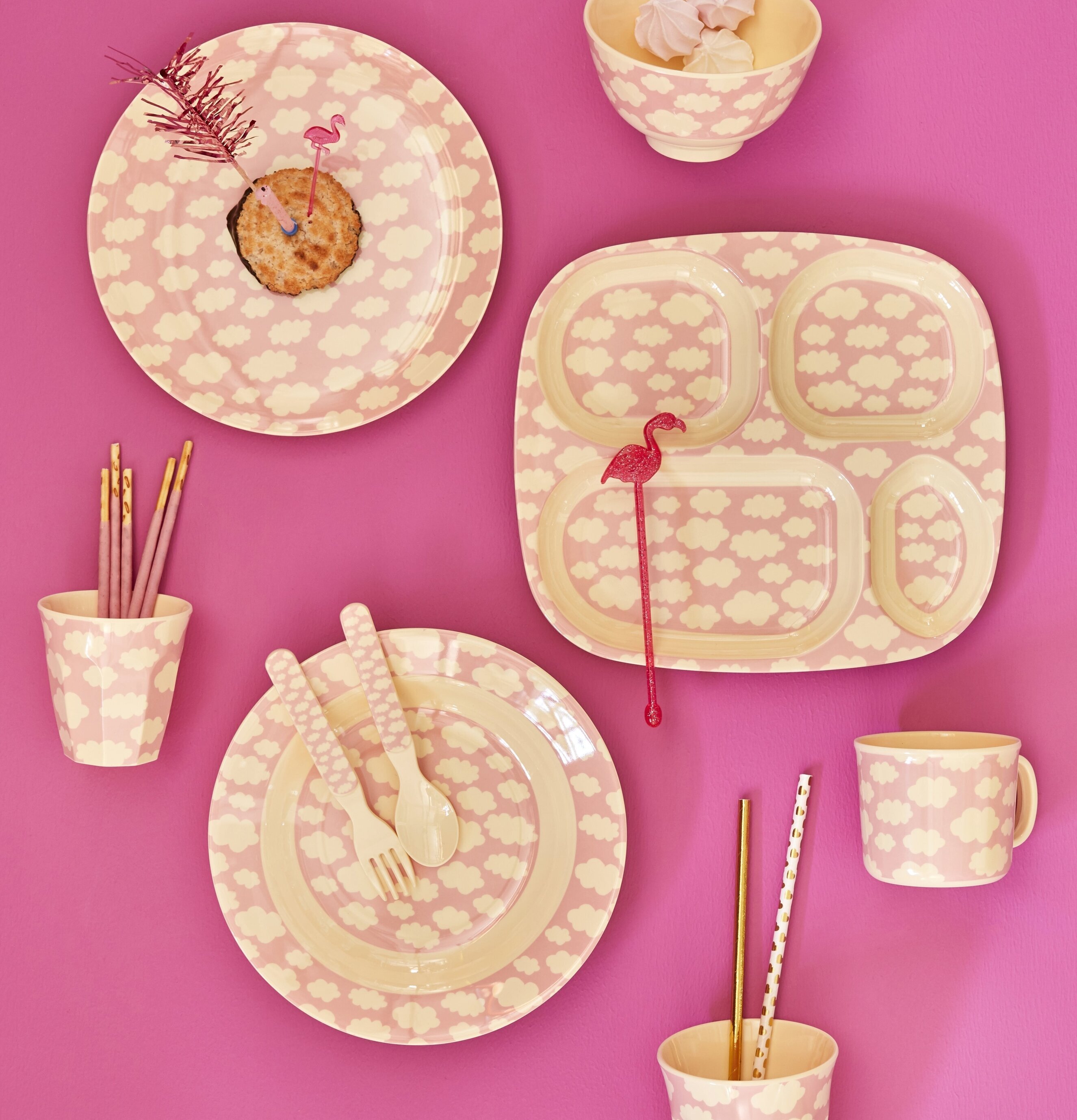 Barnmugg Cloud Print Pink från Rice med matchande set