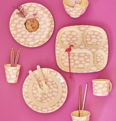 Bild av färgglada och lekfullt designade barnprodukter