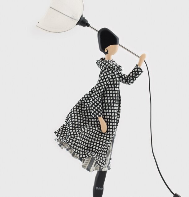 Bordslampa Konsta från Skitso med konstnärlig design