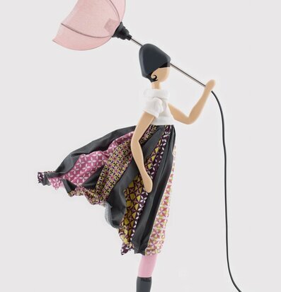 Bordslampa Annita från Skitso med konstnärlig design