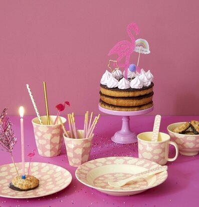 Bild av lekfull och färgglad bordsdukning för barn