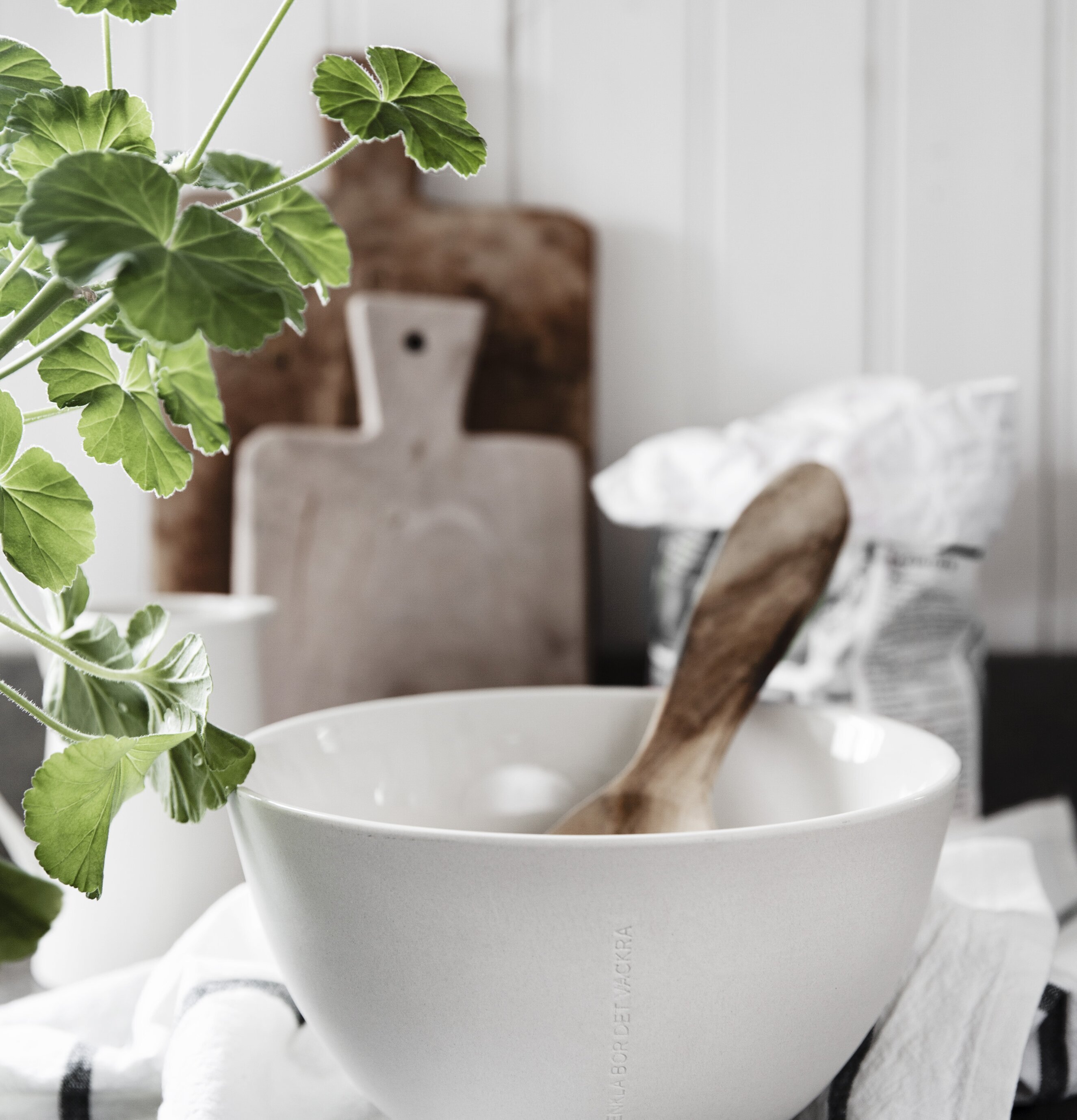 Skål Stengods Vit från Ernst i ett stilrent kök med redskap