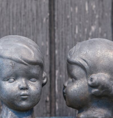 Skulptur Kamedoll Svart från Hammar Posse med två huvuden