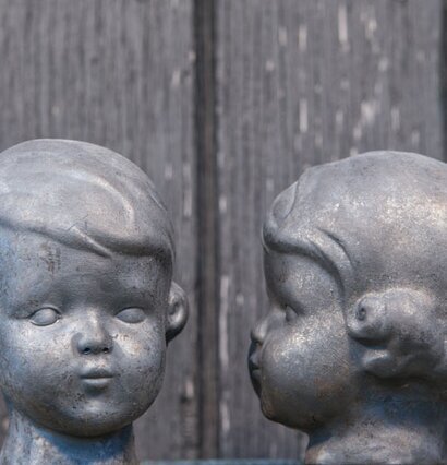 Skulptur Kamedoll Svart från Hammar Posse med två huvuden