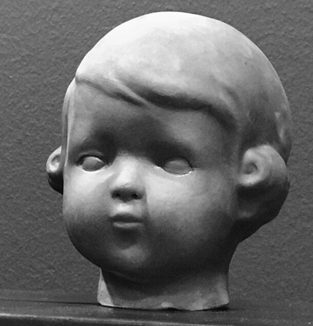 Kamedoll Svart från Hammar Posse, minimalistisk dockskulptur