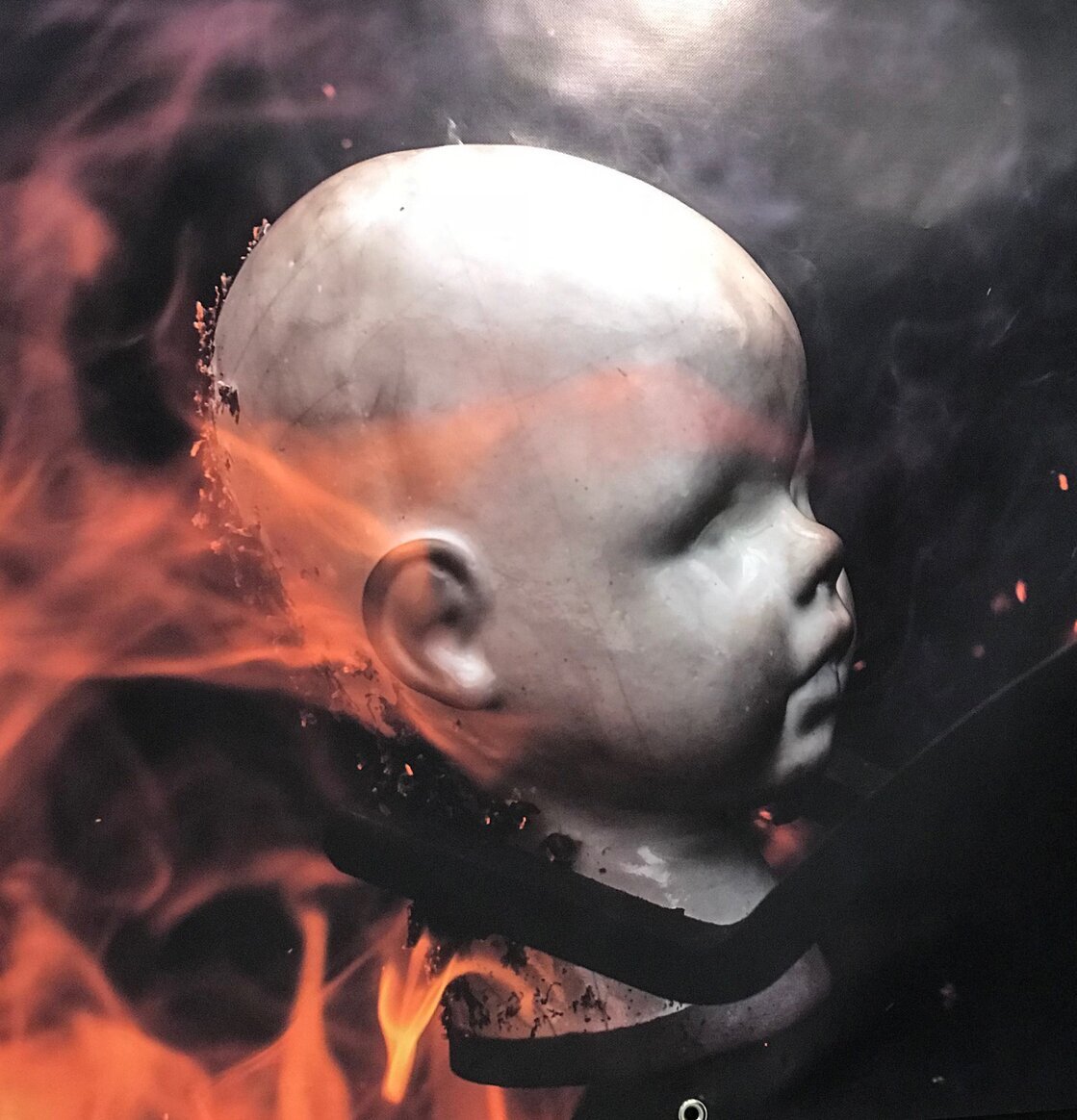 Rakudoll Svart från Hammar Posse med dramatisk eldbakgrund